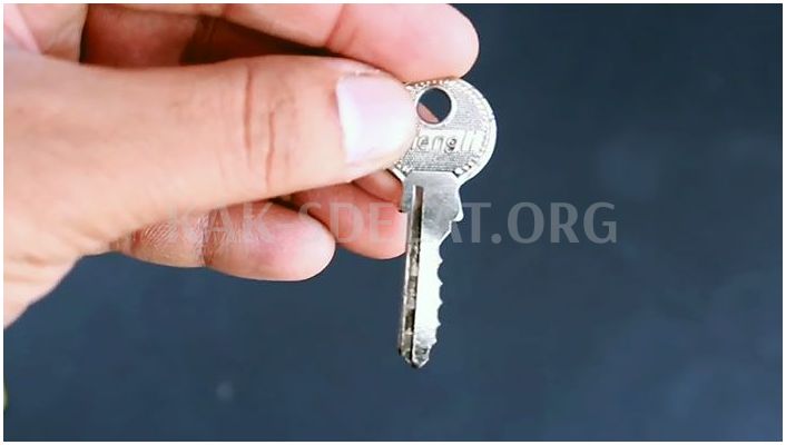 Что делает keys. Делают ключи. Ключик четырехгранный. Ключи от квартиры с брелком. Как делают дубликаты ключей.